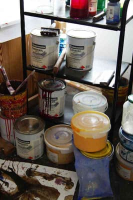 Farbeimer und Pinsel im Atelier